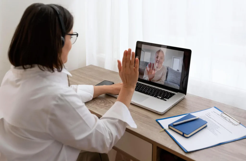 profesora de ingles haciendo sus lecciones en linea